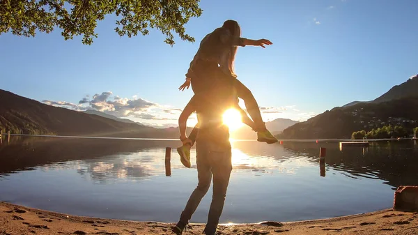 Hombre Cargando Una Cerdita Mujer Lago Millstaetter Durante Puesta Del —  Fotos de Stock