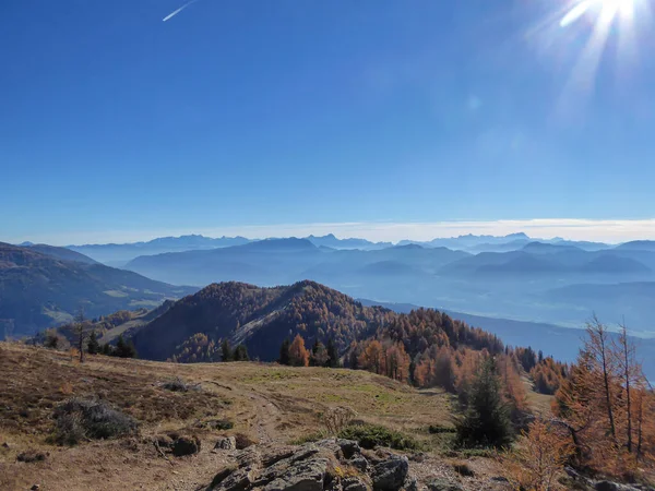 Una Vista Lejana Del Lago Millstaetter Los Alpes Austríacos Día — Foto de Stock