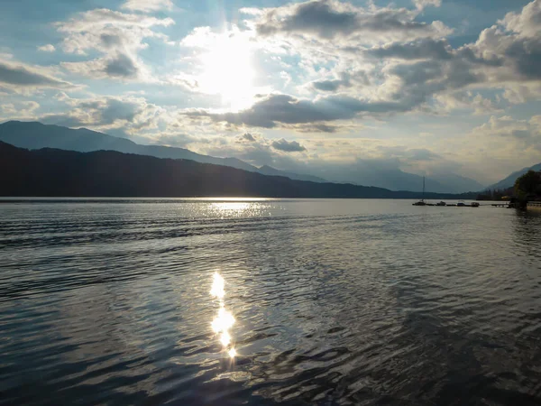 Tramonto Sul Lago Millstaetter Austria Lago Circondato Alte Alpi Superficie — Foto Stock