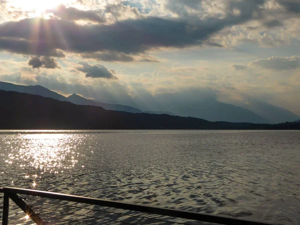 オーストリアのMillstetter湖で日没 湖は高いアルプスに囲まれています 陽射しを反射して湖の穏やかな表面 太陽が山の後ろに沈む 少し曇っている 自然の美しさ — ストック写真