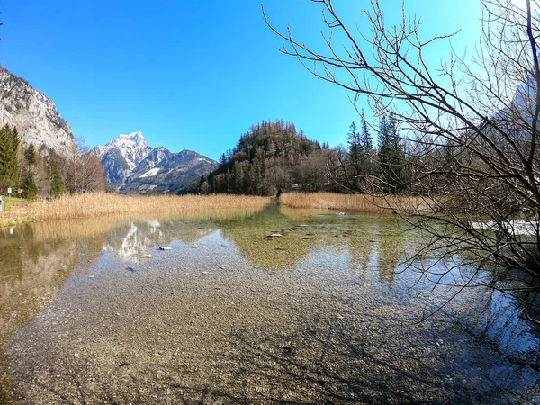 Vista Idílica Del Lago Leopoldsteiner Austria Lago Está Rodeado Altos —  Fotos de Stock