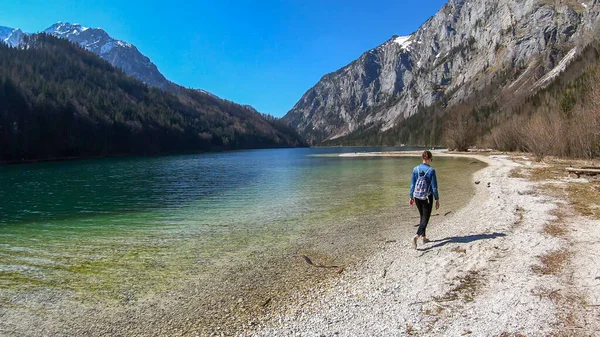 Uma Mulher Caminhando Longo Costa Lago Leopoldsteiner Áustria Lago Cercado — Fotografia de Stock