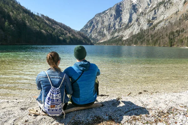 Casal Sentado Margem Lago Leopoldsteiner Áustria Lago Cercado Por Altos — Fotografia de Stock