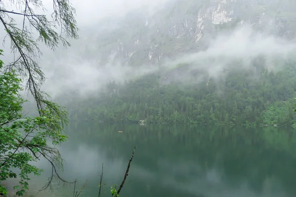 Idílico Lago Leopoldsteiner Austria Lago Está Rodeado Altos Alpes Cubierto — Foto de Stock