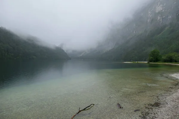 Avusturya Daki Leopoldsteiner Gölü Manzaralı Göl Kalın Sisle Kaplı Yüksek — Stok fotoğraf