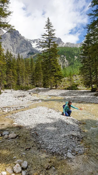 Uma Mulher Mochileira Mergulhando Mão Uma Torrente Região Dachstein Áustria — Fotografia de Stock