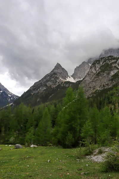 Panoramiczny Widok Alpejskie Szczyty Austrii Marsteinu Stoki Nadal Częściowo Pokryte — Zdjęcie stockowe