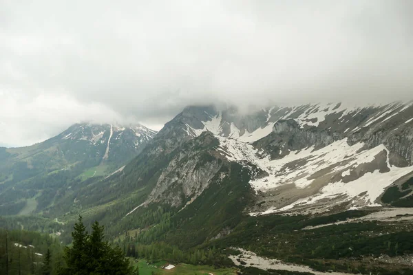 Panoramiczny Widok Alpejskie Szczyty Austrii Marsteinu Stoki Nadal Częściowo Pokryte — Zdjęcie stockowe