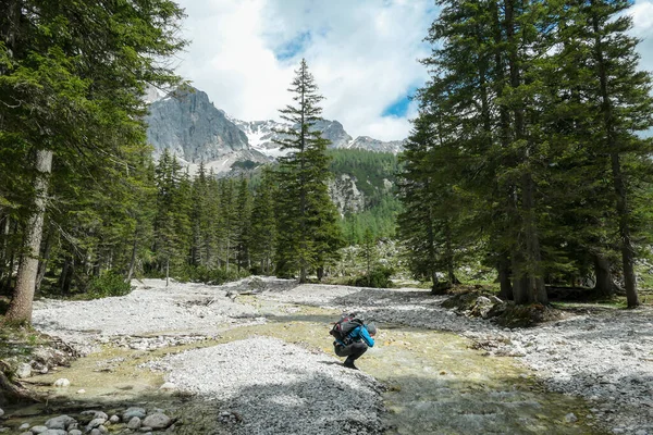 Homem Mochileiro Bebendo Uma Torrente Correndo Região Dachstein Áustria Floresta — Fotografia de Stock