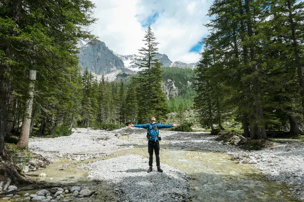 Mochilero Parado Junto Torrente Región Dachstein Austria Hay Denso Bosque —  Fotos de Stock