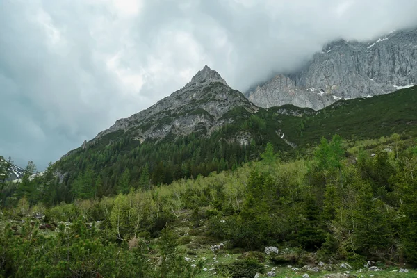 Panoramiczny Widok Alpejskie Szczyty Austrii Marsteinu Stoki Nadal Częściowo Pokryte — Zdjęcie stockowe