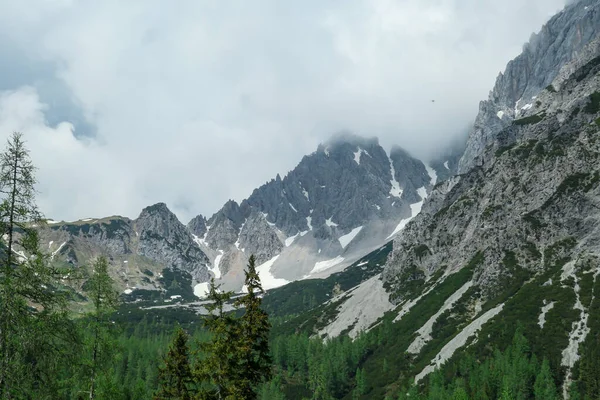 Panoramiczny Widok Alpejskie Szczyty Austrii Marsteinu Stoki Nadal Częściowo Pokryte — Zdjęcie stockowe