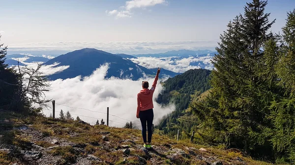 Una Mujer Disfrutando Idílica Vista Del Valle Alpino Desde Cima —  Fotos de Stock