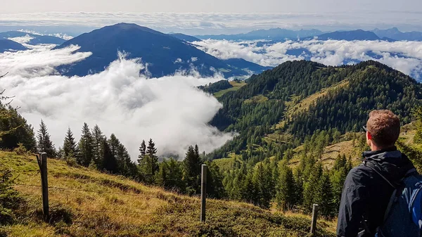 Mochilero Disfrutando Idílica Vista Del Valle Alpino Desde Cima Granattor —  Fotos de Stock
