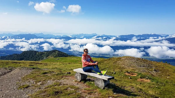 Una Mujer Con Capucha Naranja Sentada Banco Madera Con Vistas —  Fotos de Stock