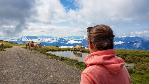 Una Mujer Sudadera Con Capucha Naranja Caminando Largo Oído Vacas —  Fotos de Stock