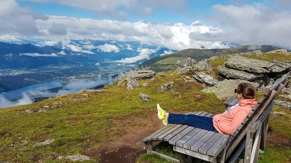 Una Mujer Con Capucha Naranja Sentada Banco Madera Con Vistas —  Fotos de Stock