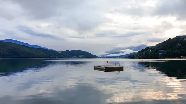 Una Vista Panoramica Sul Lago Millstaettersee Dalla Sua Riva Lago — Foto Stock