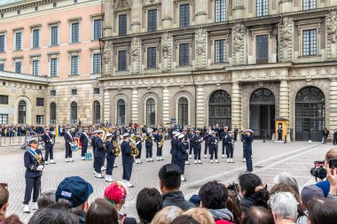 STOCKHOLM, SWEDEN - 30 Nisan 2018: 72 yaşındaki Kral XVI Gustaf 'ın Stockholm' deki Kraliyet Sarayı 'nda kutlaması. Askeri bando performansı.