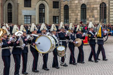 STOCKHOLM, SWEDEN - 30 Nisan 2018: 72 yaşındaki Kral XVI Gustaf 'ın Stockholm' deki Kraliyet Sarayı 'nda kutlaması. Askeri bando performansı.