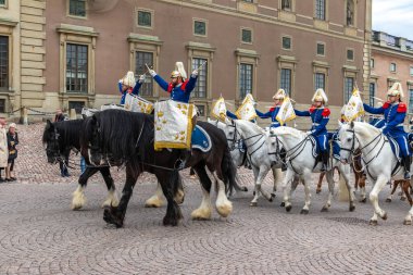STOCKHOLM, SWEDEN - 30 Nisan 2018: 72 yaşındaki Kral XVI Gustaf 'ın Stockholm' deki Kraliyet Sarayı 'nda kutlaması. İsveç Kraliyet Süvari Birliği (Livgardets Dragonmusikkr). Turistler geçit törenini izliyor..