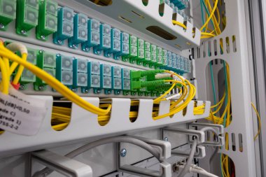 Fiber optik ağ kablolarından oluşan yama paneli. Bir rafta fiber optik kurulum