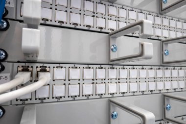 yama paneli, internet kabloları, Rj45, raftaki bir lan ağının kurulumu