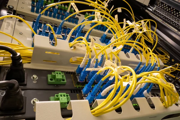Patch Panel Fiberoptiska Nätverkskablar Fiber Optisk Installation Ett Rack — Stockfoto