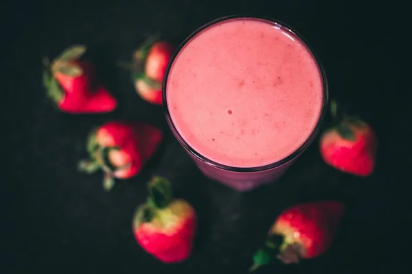 Volles Glas Erdbeer Milchshake Zusammen Mit Perfekten Erdbeerstücken Die Umgeben — Stockfoto