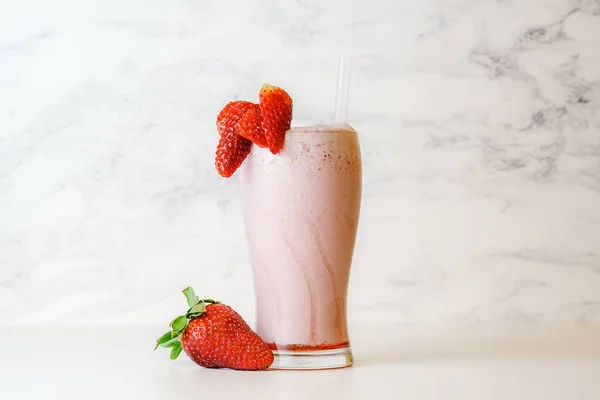 Plein Verre Milkshake Fraise Avec Des Morceaux Parfaits Fraise Qui Photo De Stock