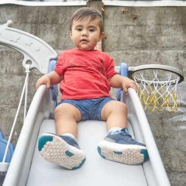 Bebek yazın evin bahçesinde oynuyor.