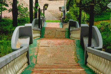 Kutsal Bakire Meryem 'in Hükmü Kilisesi' nin önündeki platforma çıkan tuğla bir merdiven..