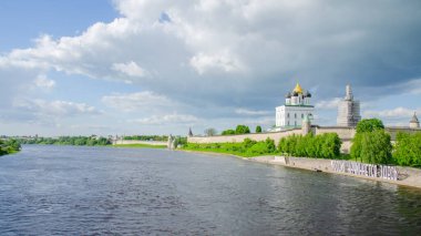 Pskov Kremlin, Velikaya Nehri kıyısında yer almaktadır..