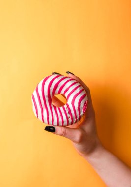 Sarı arka plan, elinde çörek, kızım.