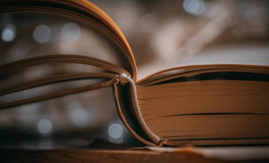 Yeni yıl ışıklarıyla kitap