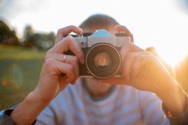 Adam elinde antika bir kamera, fotoğrafçı.
