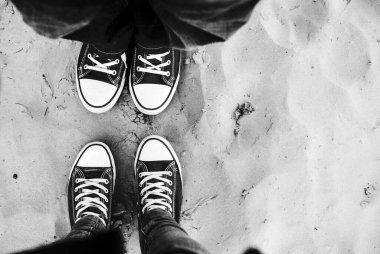 Spor ayakkabılı çift, iki kişi. 