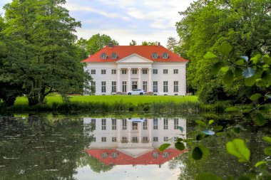 Beyaz araba Kale 'nin arka planında