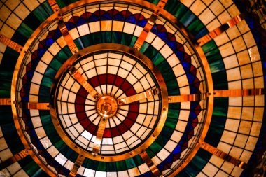 Farklı renklerde mozaik desenli yuvarlak renkli avize.