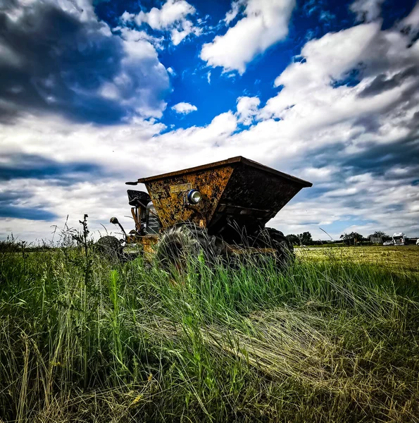 Трактор Зеленом Поле Фоне Облачного Неба — стоковое фото