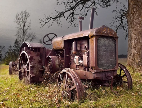 Abandoned tracter — Stockfoto