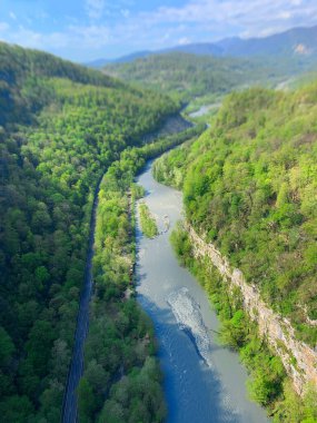 Yeşil orman, nehirler, dağlar, yollar. Spring Sochi, Sky Park. Yukarıdan görüntüle