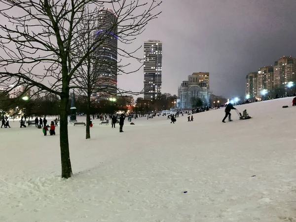 Pessoas Descem Montanha Nevada Tarde Noite — Fotografia de Stock