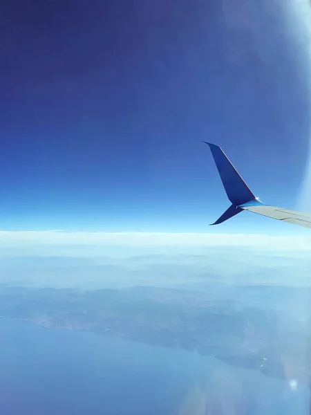 Avión Vuela Por Encima Las Nubes —  Fotos de Stock