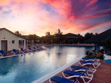 Küba 'da havuzda güzel bir gün batımı