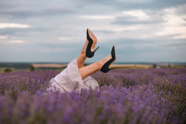 Selectieve Focus Meisjes Benen Steken Uit Lavendelstruiken Borstels Van Lavendel — Stockfoto