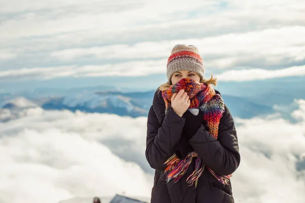 Potret Wanita Pirang Berjalan Musim Dingin Pegunungan — Stok Foto