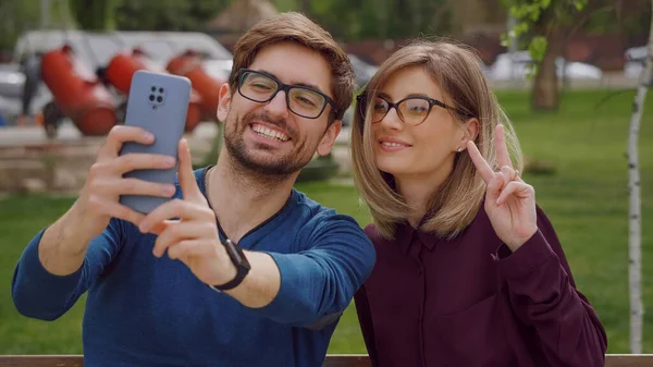 Amigos Mulher Homem Perto Usando Óculos Tirar Selfie Com Telefone — Fotografia de Stock