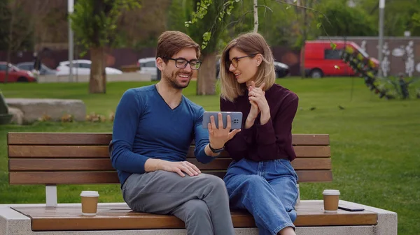 Jovem Casal Sorrindo Realizando Uma Chamada Vídeo Telefone Mulher Muito — Fotografia de Stock