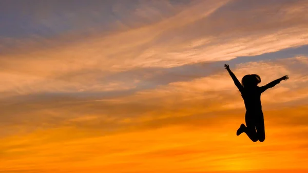 Springende Frau Bei Sonnenuntergang Silhouetten Freiheit Und Glück — Stockfoto